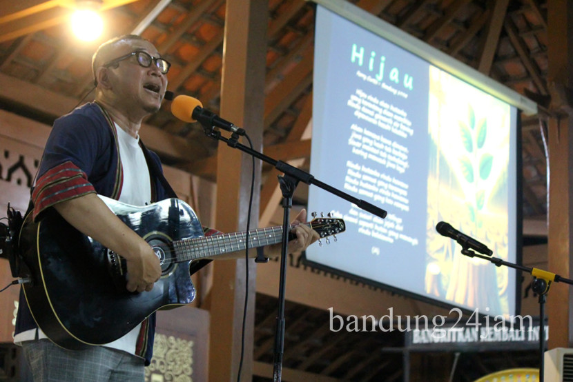 Musisi Ferry Curtis dalam Konser Musik Literasi, di Pendopo Kota Bandung. Foto: Edi Yusuf