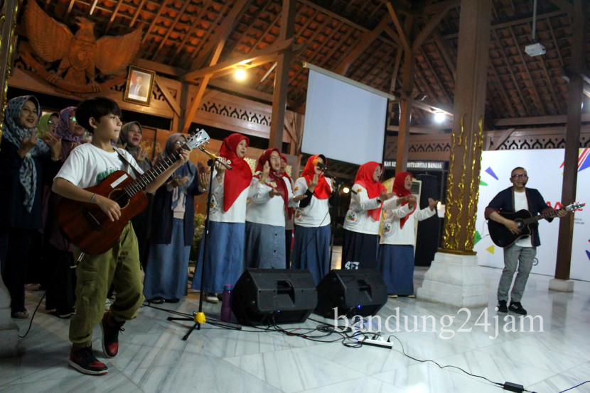 Musisi Ferry Curtis bersama sejumlah guru saat Konser Musik Literasi. Foto: Edi Yusuf