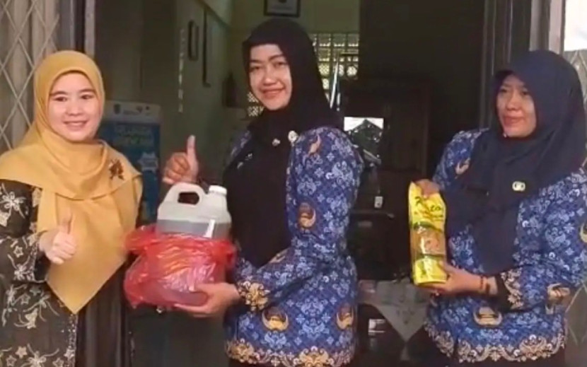Lurah Mekarjaya, Nelda Purnadia (tengah) bersama Ketua PKK Kota Depok, Siti Barkah Hasanah (kiri). (Foto: Dok Diskominfo Kota Depok)