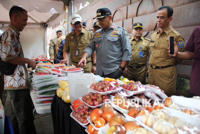 Wali Kota Bandung Muhammad Farhan meninjau Bazar Murah di Alun-alun Cicendo, Senin (2/6/2025). Foto: Edi Yusuf