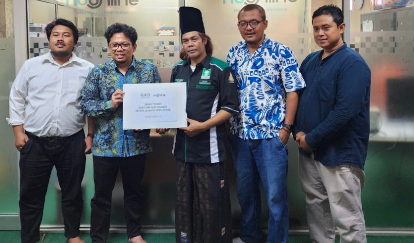 NU Online serahkan bantuan berupa alat musik keyboard Micro Arranger kepada Lembaga Seni Budaya Muslimin Indonesia (Lesbumi) PCNU Kota Depok, Senin (02/06/2025). (Foto: PCNU Kota Depok) 
