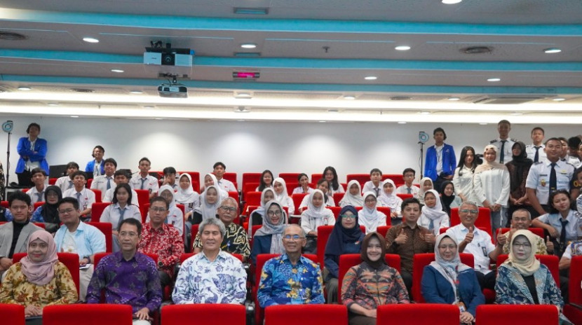 Dokumentasi: Foto bersama dengan para siswa yang hadir dalam kegiatan pembukaan Beasiswa APERTI BUMN tahun 2025. (Foto: Dok Universitas Pertamina) 