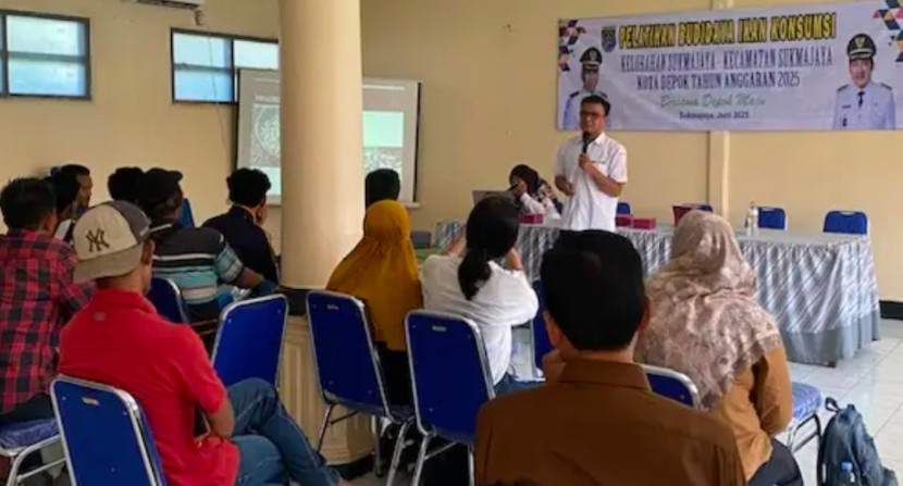 Warga Sukmajaya mendapat pelatihan budidaya ikan konsumsi. (Foto: Dok Diskominfo Kota Depok)