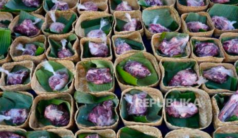 DLHK Kota Depok mengajak masyarakat untuk lebih peduli terhadap lingkungan, khususnya dalam penggunaan wadah saat untuk bungkus daging kurban. (Foto: Dok REPUBLIKA) 