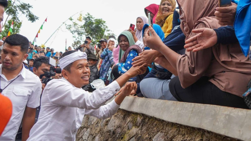 Gubernur Jawa Barat Dedi Mulyadi bersalaman dengan warga saat berkunjung ke Kabupaten Karawang. Foto: Humas Jabar