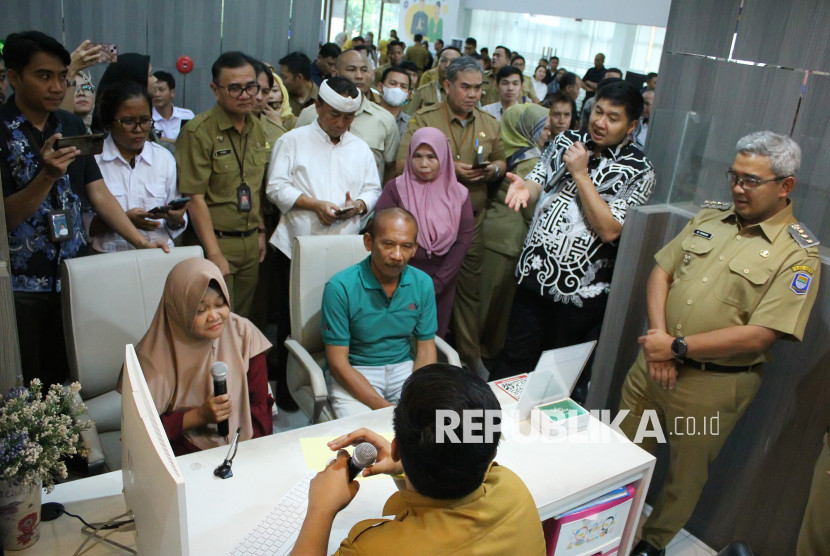 Menteri Perumahan dan Kawasan Permukiman (PKP) Republik Indonesia, Maruar Sirait meninjau Mal Pelayanan Publik (MPP), Kota Bandung, Selasa (3/6/2025). Foto: Edi Yusuf