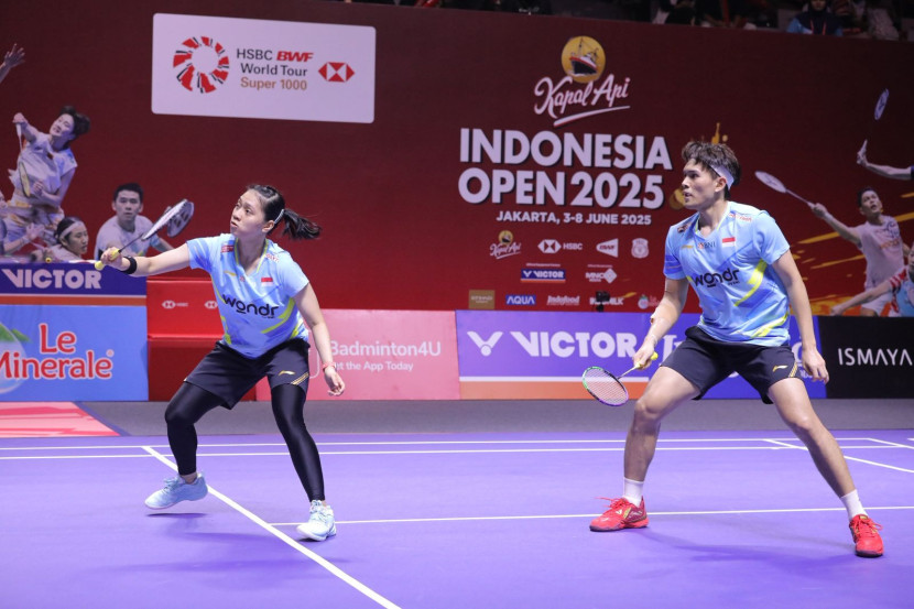 Pasangan Adnan Maulana/Indah Cahya Sari Jamil melangkah ke 16 besar turnamen bulu tangkis Kapal Api Indonesia Open 2025.