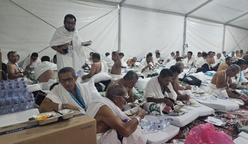 Jamaah haji Indonesia berkumpul dalam tenda di Arafah. (Kemenag)