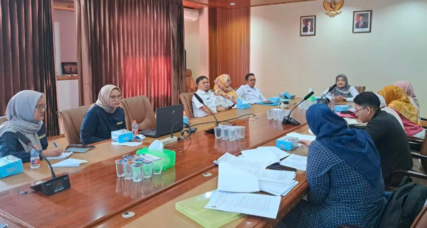 Dinas PUPR Kota Depok menjalani evaluasi yang dilakukan internal dari Pemerintah Kota (Pemkot) Depok bekerjasama dengan akademisi di ruang rapat DPUPR, Rabu (04/06/2025). (Foto: Dok Diskominfo Kota Depok)