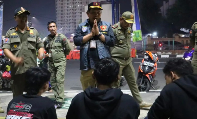 Satpol PP Kota Depok saat melakukan patroli aturan jam malam pelajar, Selasa (03/06/2025) malam. (Foto: Dok Diskominfo Kota Depok)