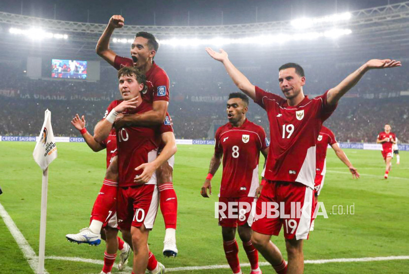 Selebrasi Ole Romeny, usai mengeksekusi kulit bundar dari titik 12 pas.