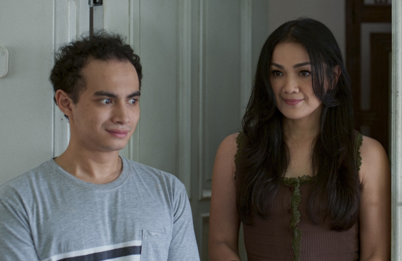 Omara Esteghlal dan Nirina Zubir dalam adegan film Tinggal Meninggal. (Imajinari)