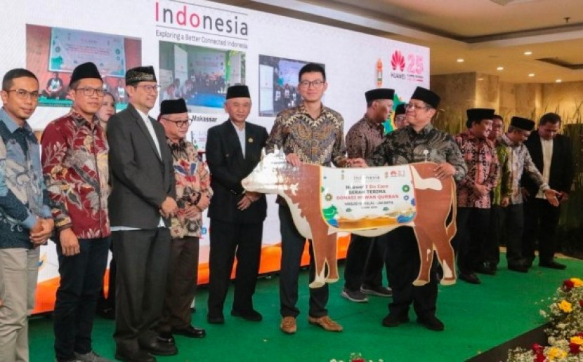 Program CSR Qurban 2025 – Huawei I Do Care, dengan menyalurkan 15 ekor sapi dan 60 ekor kambing ke 15 masjid di 12 kota di Indonesia. (Foto: Dok Huawei Indonesia) 
