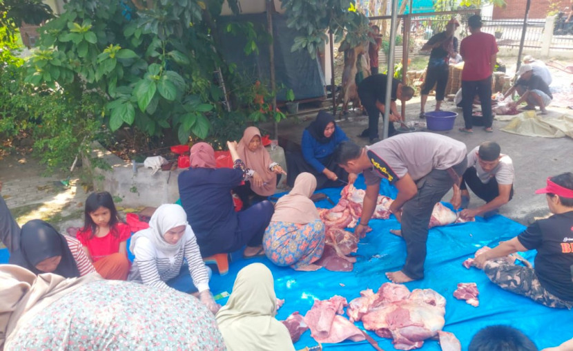 Komplek Polri Munjul Baru yang berlokasi di Jl. Buni RT 08 RW 08, Kelurahan Munjul, Kecamatan Cipayung, Jakarta Timur, menyelenggarakan kegiatan penyembelihan hewan kurban dengan penuh kekhidmatan dan kebersamaan. (Foto: Dok RUZKA INDONESIA)