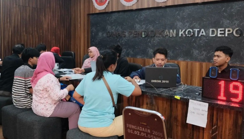 Sejumlah wali murid memanfaatkan posko pengaduan SPMB di Kantor Disdik Kota Depok, Lantai 4 di Balai Kota Depok, Kamis (05/06/2025). (Foto: Dok. Diskominfo Kota Depok) 