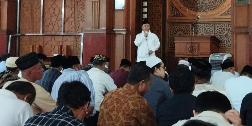 Wali Kota Depok, Supian Suri berikan tausiah HarinRaya Idul Adha1446 H di Masjid Balai Kota Depok, Jumat (06/06/2025).