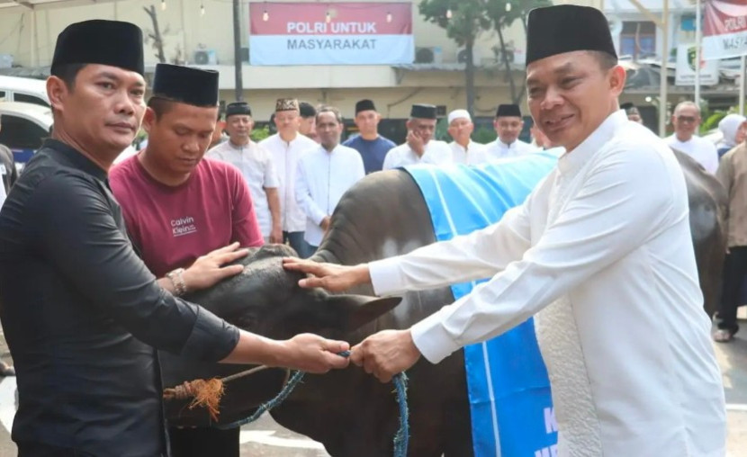 Kapolrestro Depok, Kombes Abdul Waras (kanan) berkurban 1 ekor sapi. (Foto: Dok RUZKA INDONESIA)