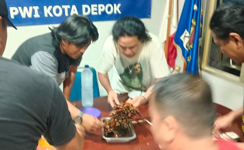 Makan sate daging. (Foto: Dok RUZKA INDONESIA)