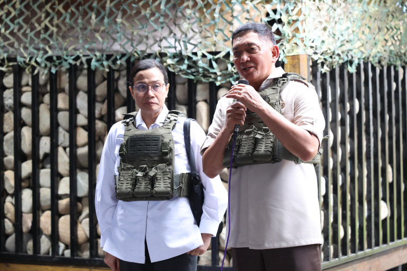 Menhan Sjafrie Sjamsoeddin dan Menkeu Sri Mulyani Indrawati di Distrik Kenyam, Kabupaten Nduga, Provinsi Papua Pegunungan, Sabtu (7/6/2025). Sumber: Kemenhan