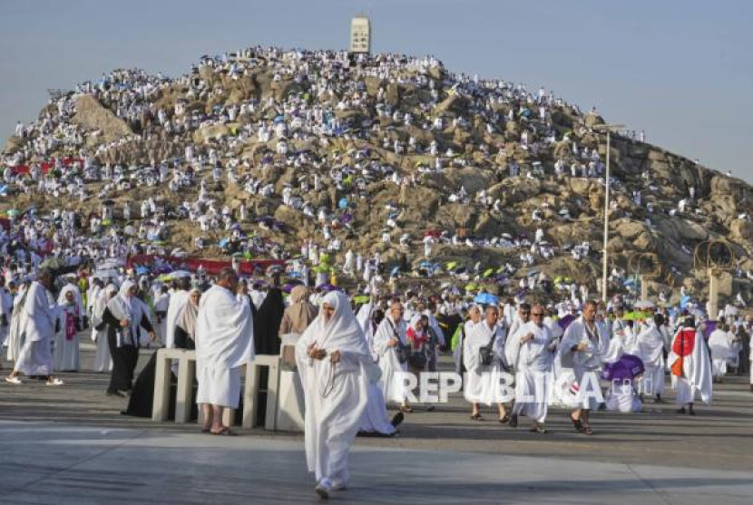 Umat Islam memadati Jabal Rahmah jelang wukuf di Arafah, Arab Saudi, Kamis (5/6/2025). Foto: AP Photo/Amr Nabil