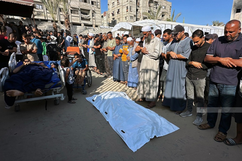 Warga menshalati korban zionis yang terus memborbardir Gaza. (Wafa)