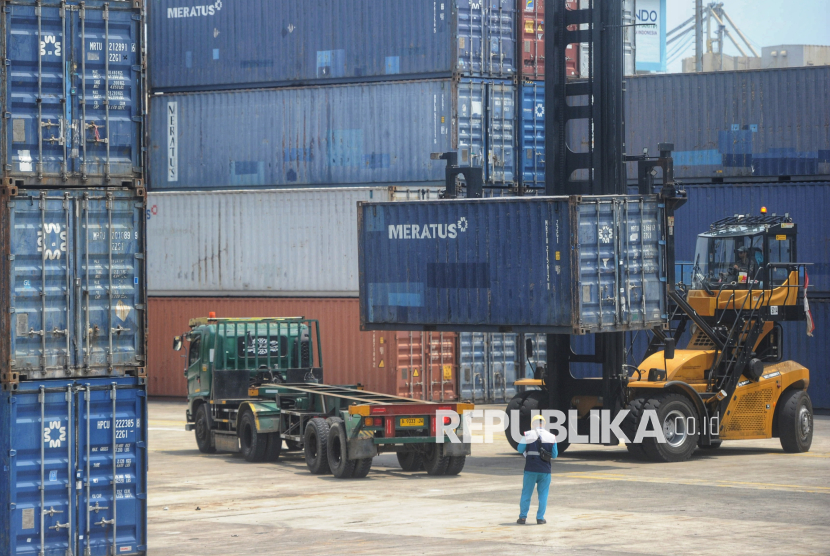 Suasana bongkar muat peti kemas di Pelabuhan Tanjung Priok, Jakarta, Kamis (10/4/2025). Sumber: Republika/Prayogi