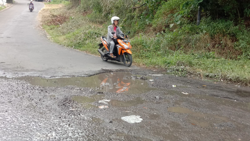 Salah satu kondisi jalan yang rusak setelah diperbaiki di Kota Sukabumi.