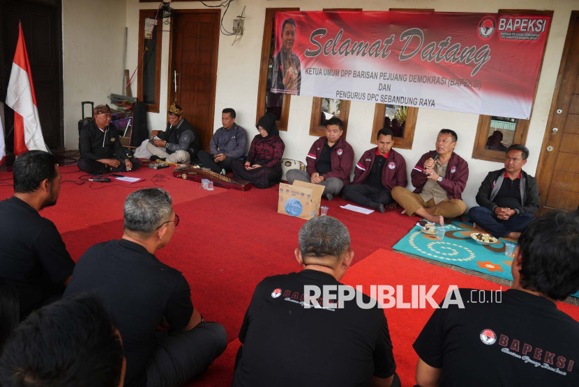 Ketua Umum Barisan Pejuang Demokrasi (BAPEKSI), Tb Hasanuddin menyampaikan sambutan dan arahan saat acara pelantikan BAPEKSI se Bandung Raya, di Cihideung, Kabupaten Bandung Barat, Senin (9/6/2025). Foto: Edi Yusuf