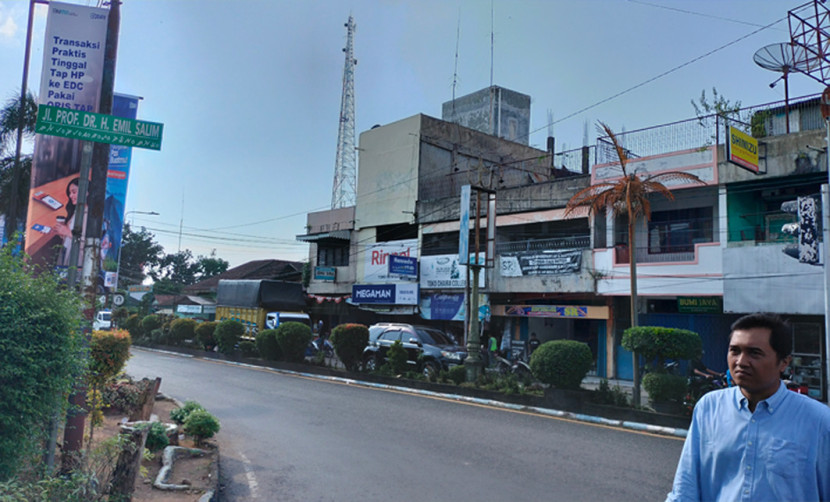 Jalan Prof Dr Emil Salim hanya ada di kota Lahat, Sumatera Selatan. (FOTO: Maspril Aries)
