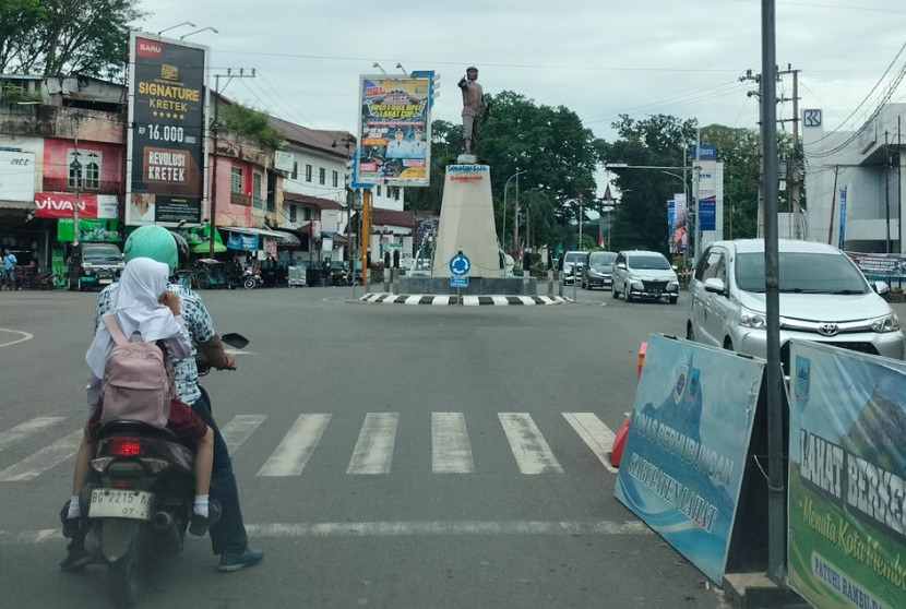 Patung tokoh legenda Si Pahit Lidah di tengah kota Lahat. (FOTO: Maspril Aries).