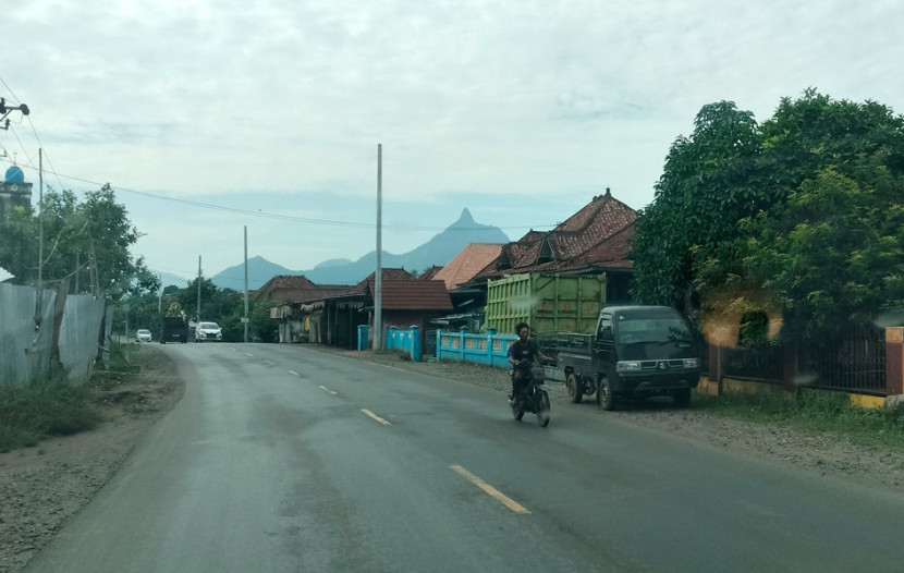 Di kejauhan Bukit Serelo di Kabupaten Lahat yang didaki Emil Salim saat masih SD. (FOTO: Aina RA).