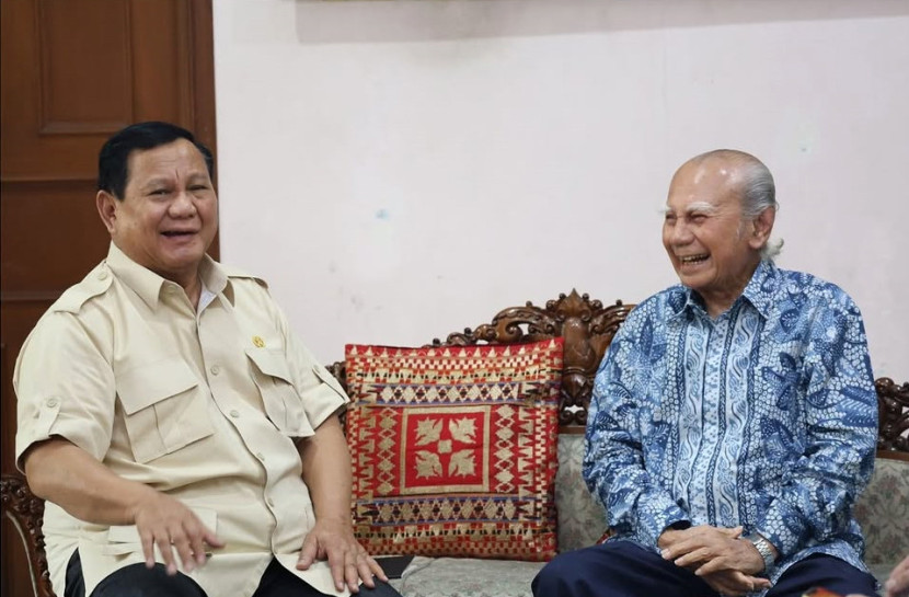 Presiden Prabowo mengunjungi Prof Dr Emil Salim. (FOTO: Media Prabowo)