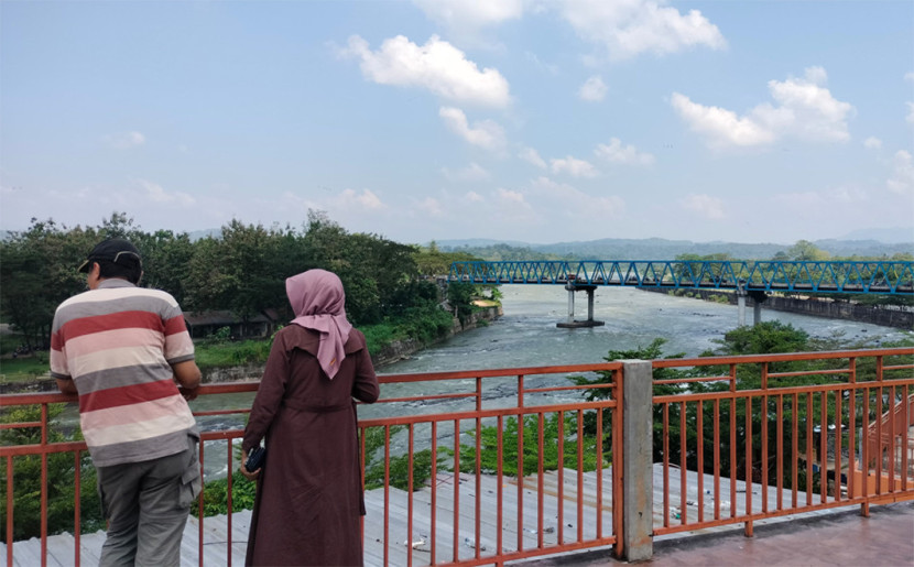 Sungai dan jembatan Lematang salah satu destinasi wisata di kota Lahat. (FOTO: Maspril Aries)