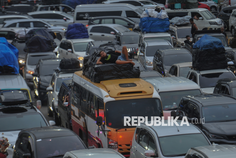 Kendaraan pemudik memadati area dermaga 3 sebelum memasuki kapal di Pelabuhan Merak, Kota Cilegon, Banten, Jumat (28/3/2025). Dalam rangka liburan sekolah, ASDP berikan diskon masif. Sumber: Republika/ Thoudy Badai