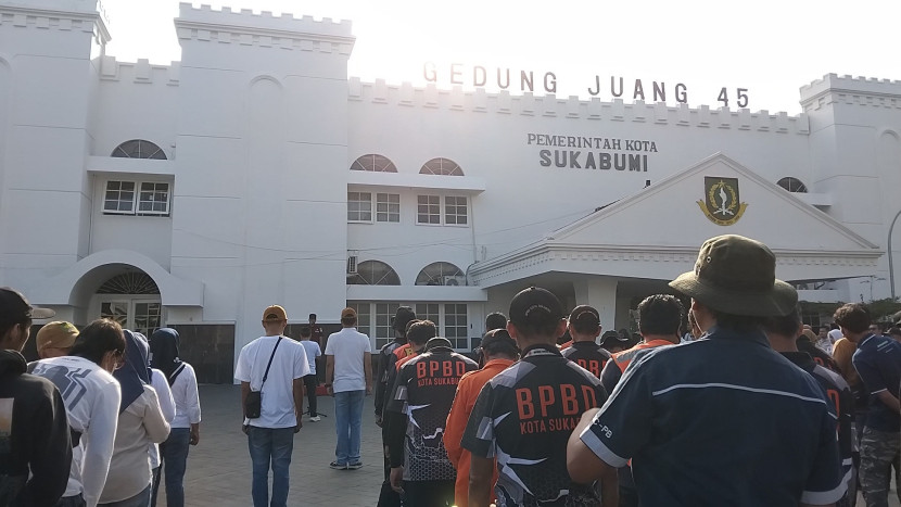 Aksi bersih-bersih dalam rangka hari lingkungan hidup sedunia di Gedung Juang 45 Kota Sukabumi, Selasa (10/6/2025).
