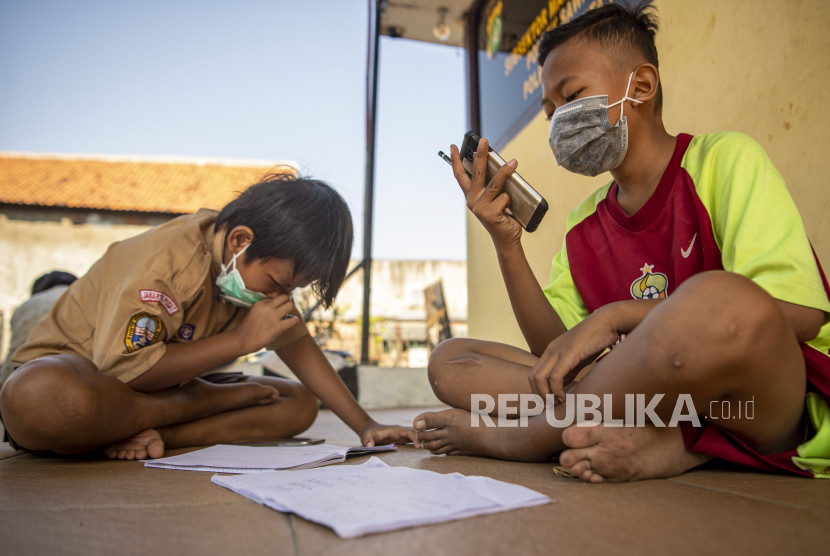Ilustrasi, pelajar SD mengerjakan tugas denga wifi publik.