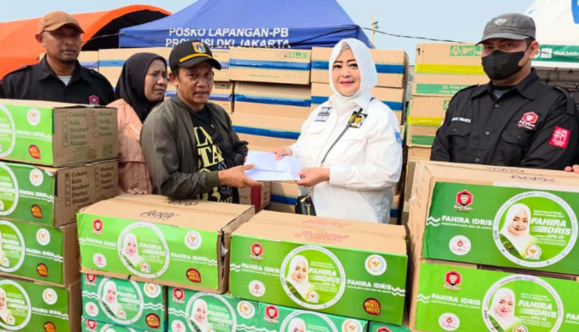 Anggota DPD RI Dapil DKI Jakarta Fahira Idris saat menyerahkan bantuan kepada penyintas kebakaran di wilayah Kapuk Muara, Jakarta Utara. (Foto: Dok RUZKA INDONESIA)