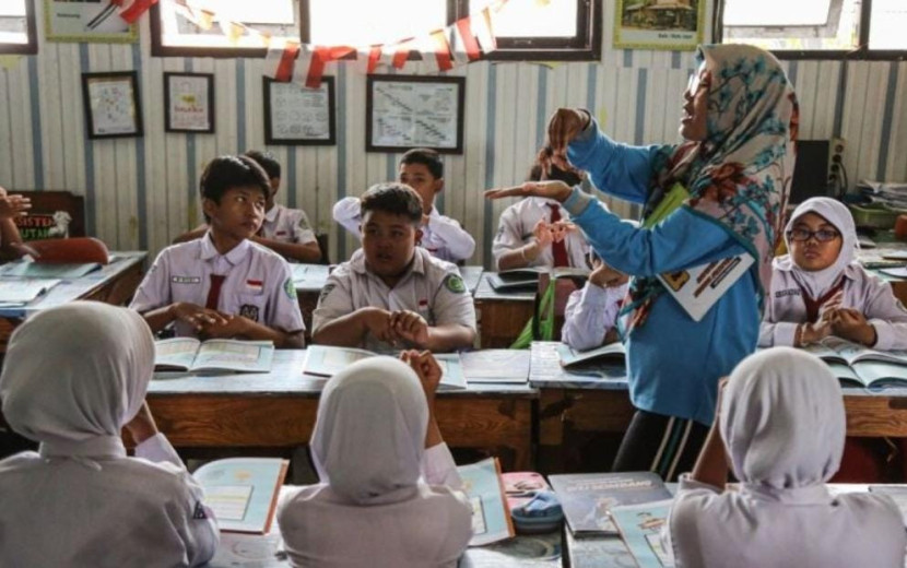 Ilustrasi guru mengajar di sebuah ruang kelas. (Foto: Dok Republika)