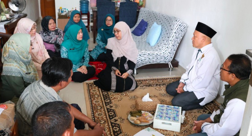 Ketua TP PKK Kota Depok, Siti Barkah Hasanah atau yang akrab disapa Cing Ikah dan di damping oleh Ketua BAZNAS Kota Depok Dr. Endang Ahmad Yani, Kepala DP3AP2KB Kota Depok, Nessi Anissa Handari melayat ke rumah duka almarhum Argo Ericko Achfandi. (Foto: Dok BAZNAS Kota Depok)