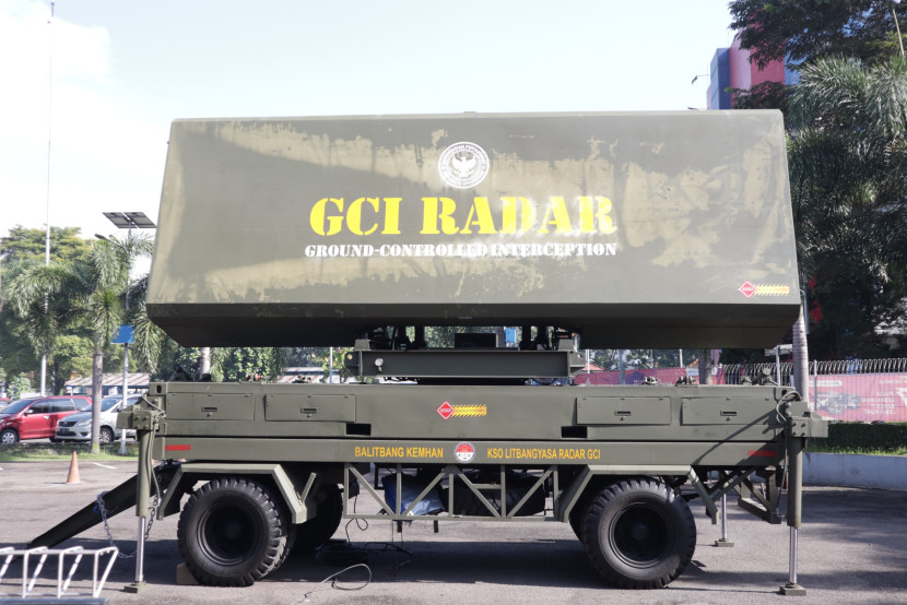 Radar GCI (Ground Controlled Interception) PT Len Industri, adalah sistem radar yang digunakan untuk mendeteksi dan melacak ancaman udara, seperti pesawat terbang, drone, dan rudal, pada jarak jauh. Foto: Dok PT Len Industri