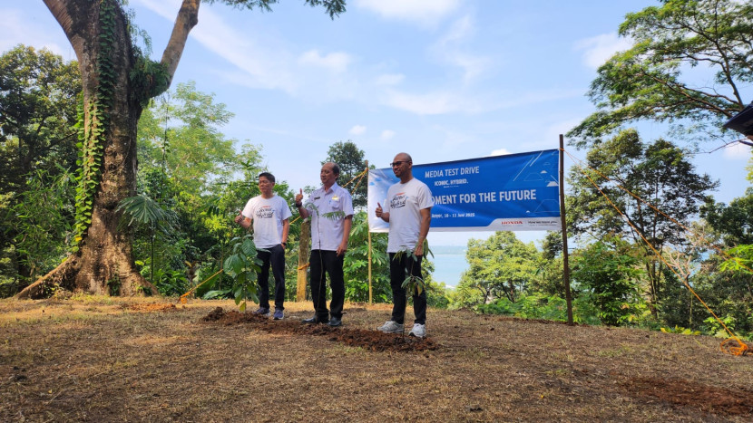 Proses Penanaman di kawasan konservasi Taman Hutan Raya Tahura (Doc. Motoresto).