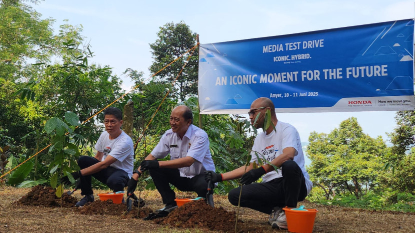 Proses Penanaman di kawasan konservasi Taman Hutan Raya Tahura (Doc. Motoresto).