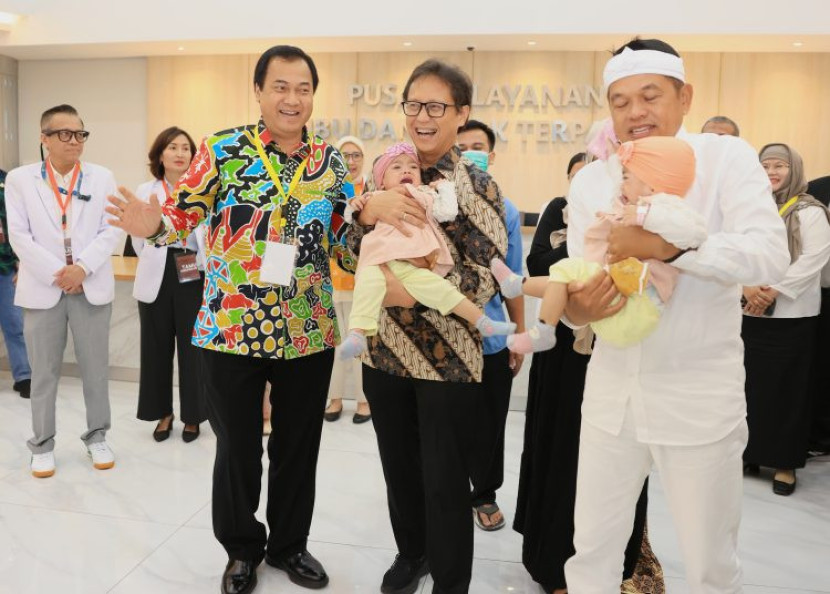 Menteri Kesehatan RI, Budi Gunadi Sadikin dan Gubernur Jawa Barat Dedi Mulyadi saat gendong bayi kembar siam asal Jawa Barat, Nadia dan Nadira.