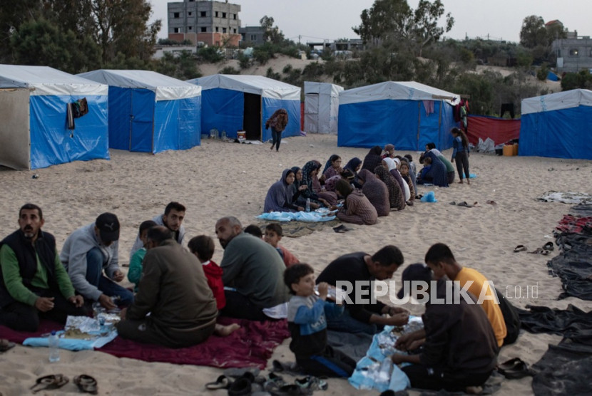 Warga Gaza yang tinggal di tenda pengungsian menghadapi serangan nyamuk.