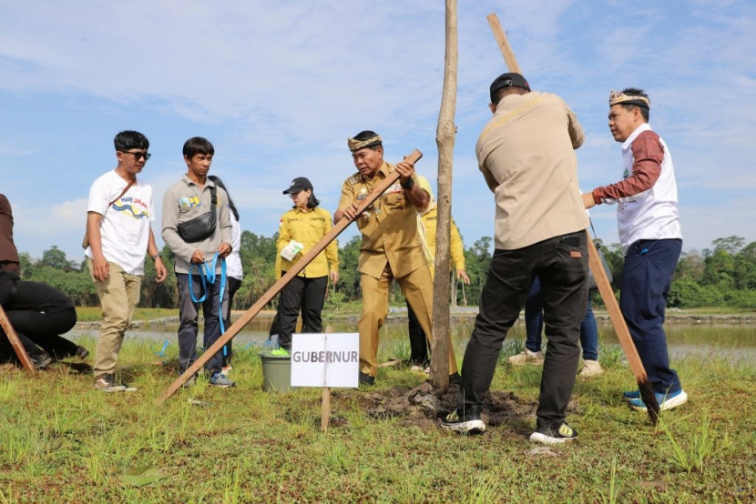 Penanaman pohon di taman Adhyaksa, Kaltara. (Diskominfo)