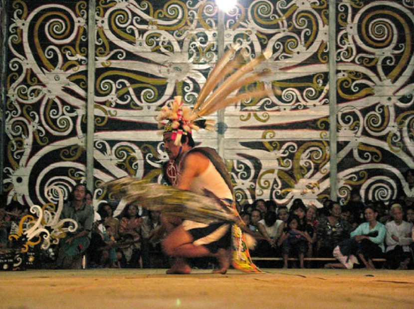 Tarian Dayak, sebuah cerita dari gerakan tari yang begitu mengagumkan. (Shutterstock)