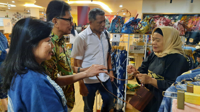 Salah satu UMKM memberikan penjelasan kepada Ketua Pengurus Yayasan Astra – YDBA, Rahmat Samulo (kedua kiri) dan President Director Asuransi Astra, Maximiliaan Agatisianus saat kick off Program Pendampingan UMKM Perempuan di Galeri Yayasan Astra, Jakarta, Rabu (11/6/2025). (Foto: YDBA/ybp)