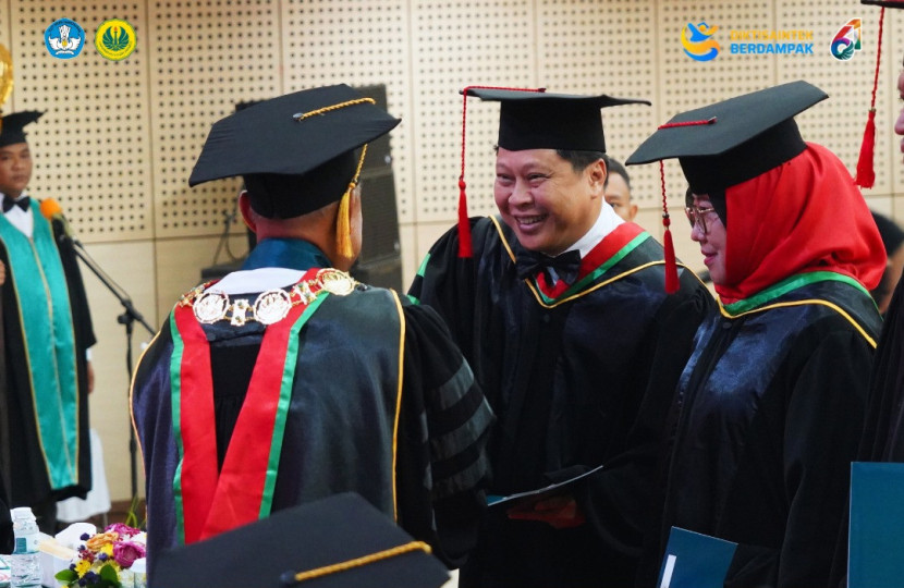 Rektor UNJ Prof. Komarudin memberikan ucapan selamat kepada Prof Robet. (FOTO: unj_official)