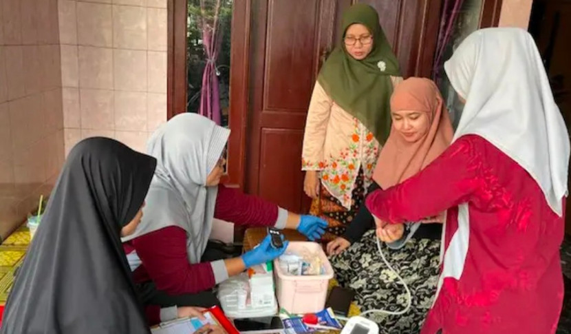 Lurah Cisalak Rini Ekasari saat meninjau pelaksanaan sweeping pemeriksaan kesehatan Posyandu Siklus Hidup, Kamis (12/06/2025). (Foto: Dok Diskominfo Kota Depok).