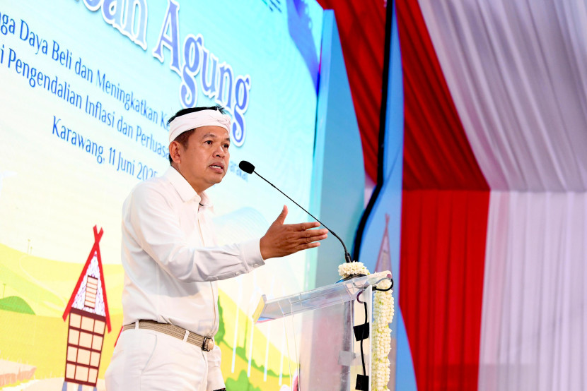 Gubernur Jawa Barat Dedi Mulyadi menyampaikan sambutan saat acara High Level Meeting (Pasamoan Agung) TPID-TP2DD Tim Pengendalian Inflasi Daerah dan Tim Percepatan dan Perluasan Digitalisasi Daerah se-Jawa Barat bertempat di Disparbud Kabupaten. Karawang, Rabu (11/6/2025). Foto: Humas Jabar